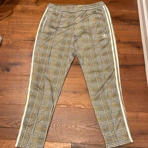Adidas pants size L unisex